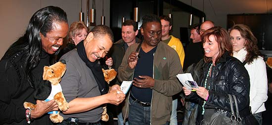 anschließend gab es für einige Fans Autogramme (Foto: Martin Schmitz)